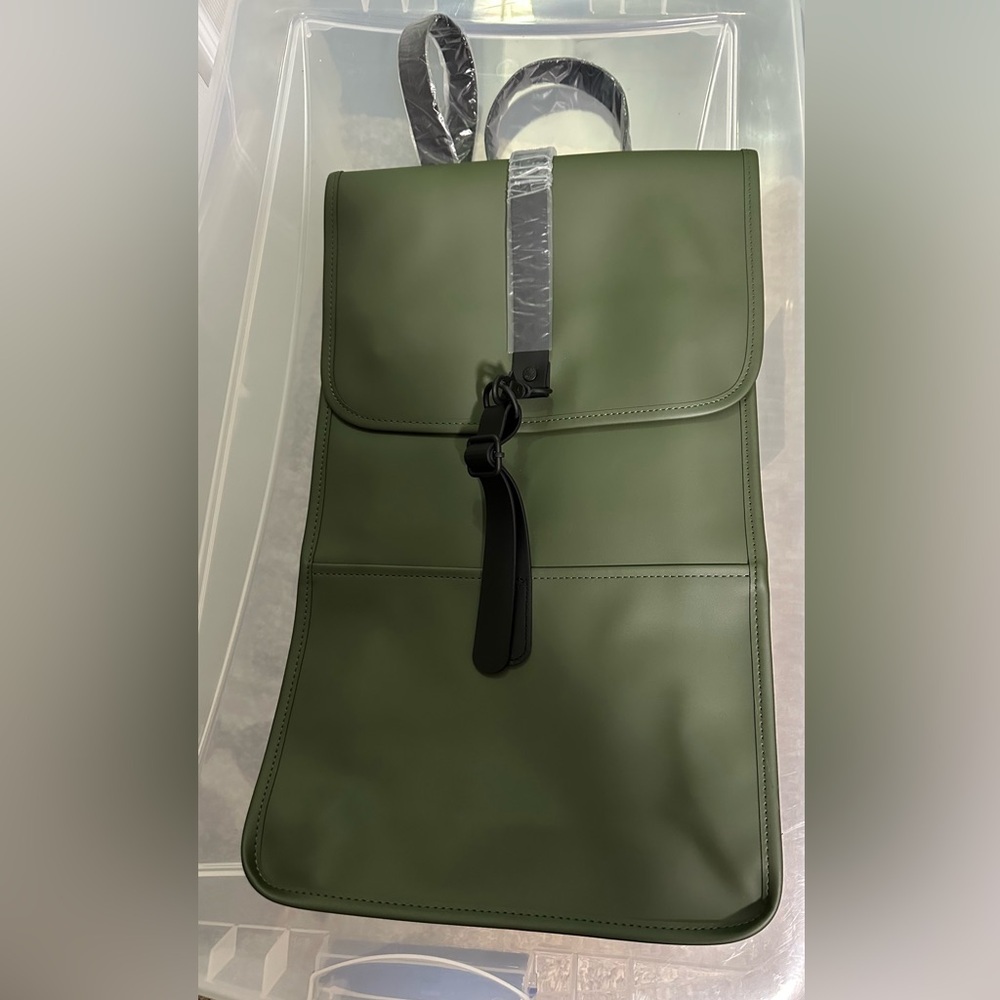 Rains Green Backpack clean and ever-contemporary Silhouette bag - Picture 6 of 11